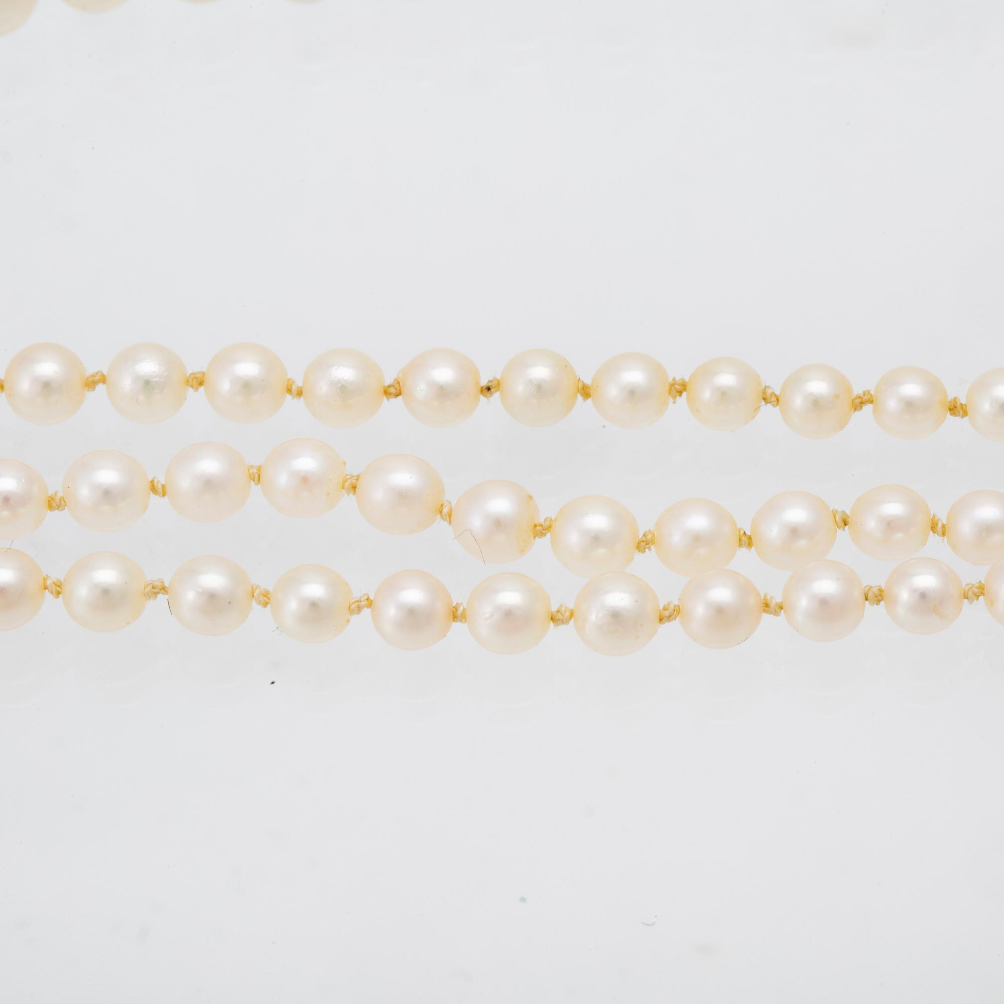 Halsband treradigt med odlade pärlor samt lås av 18K guld.