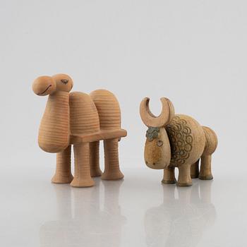 Lisa Larson, figuriner, 2 st, stengods, "Buffel" och "Kamel" ur serien "Jura", Gustavsberg.