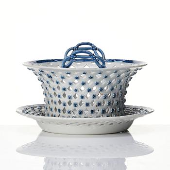 Gallerkorg med fat, kompaniporslin. Kina, Qingdynastin, Qianlong (1736-95).
