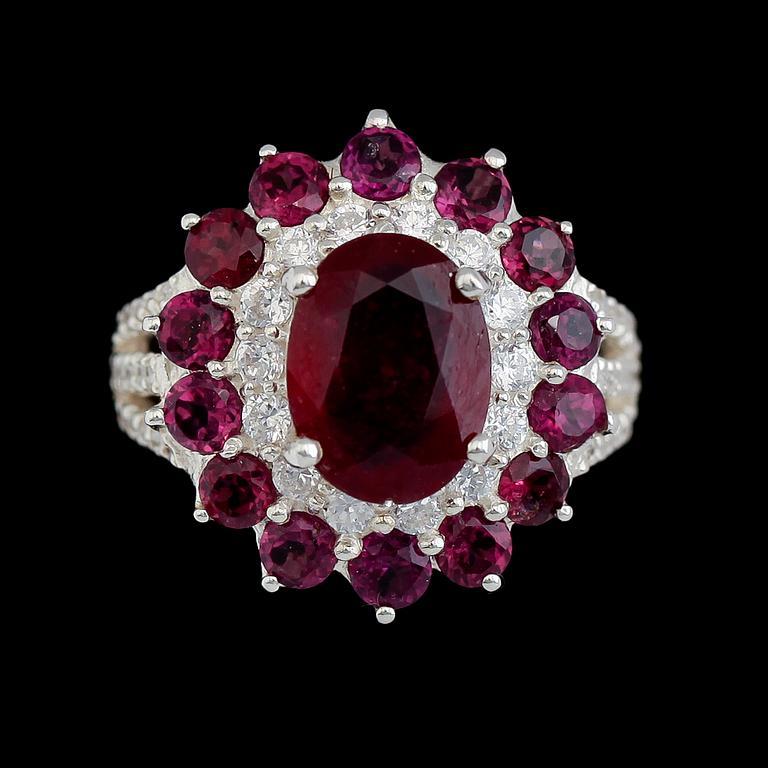 RING, sterlingsilver, rubin, rhodoliter och safirer.