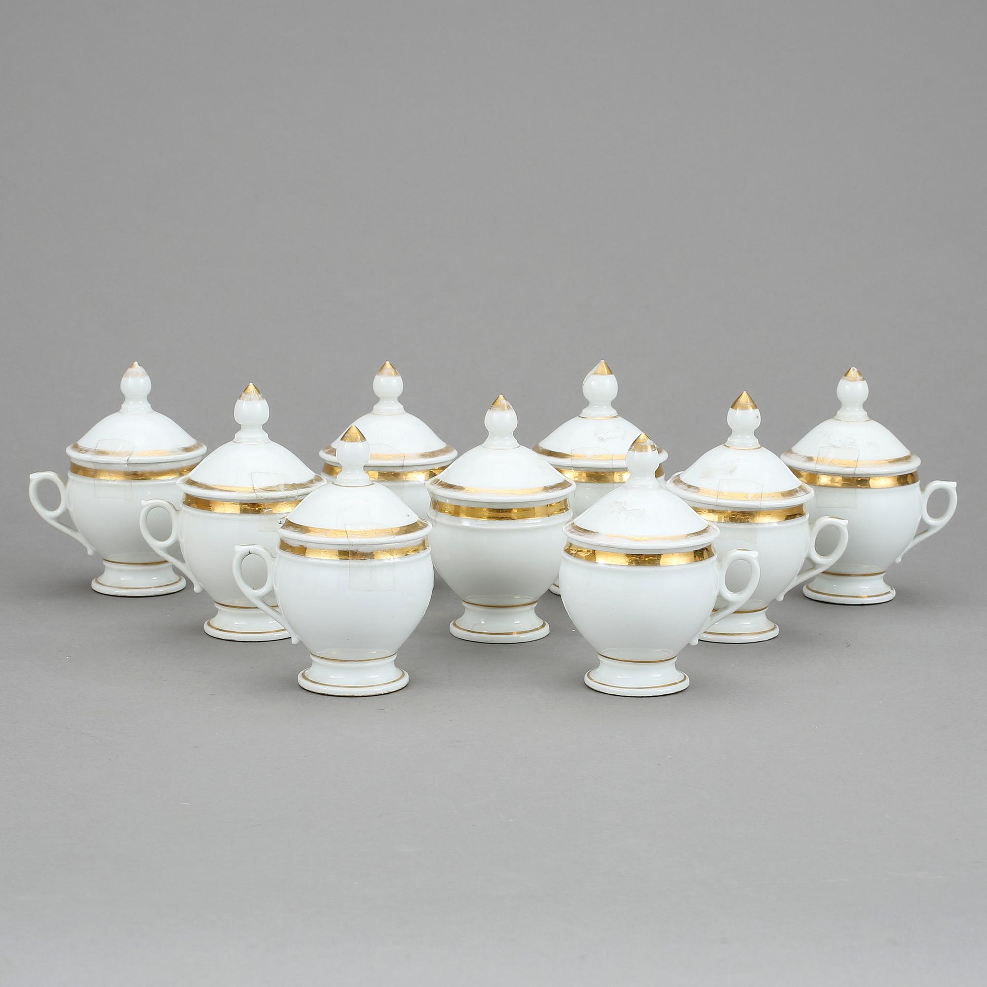 CRÉMEKOPPAR MED LOCK, 9 st, porslin, 1800-talets första hälft.