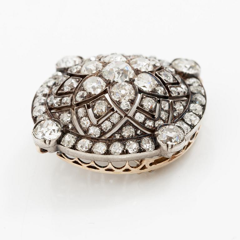 A brooch/pendant in gold and platinum with old-cut diamonds.
