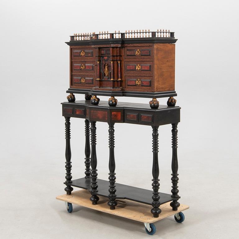 Kabinettskåp barockstil sent 1800-tal.