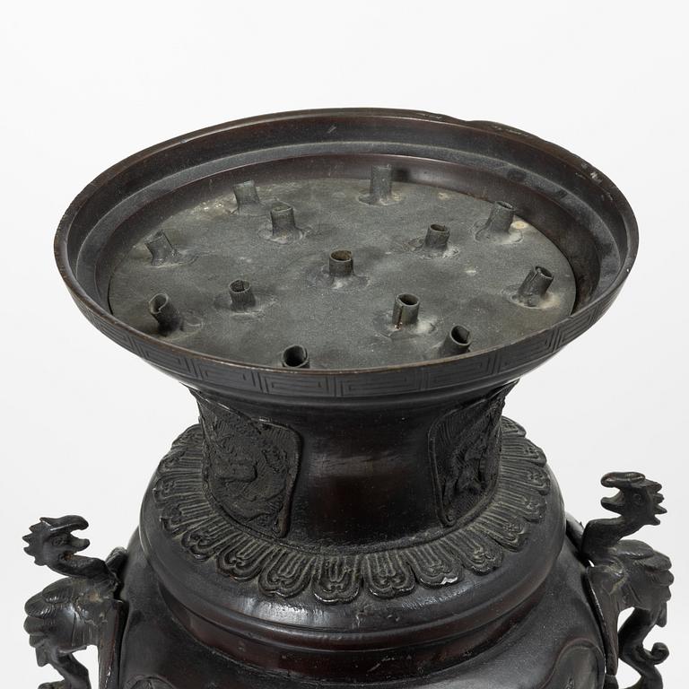 A large Japanese bronze censer, Meiji (1898-1912).