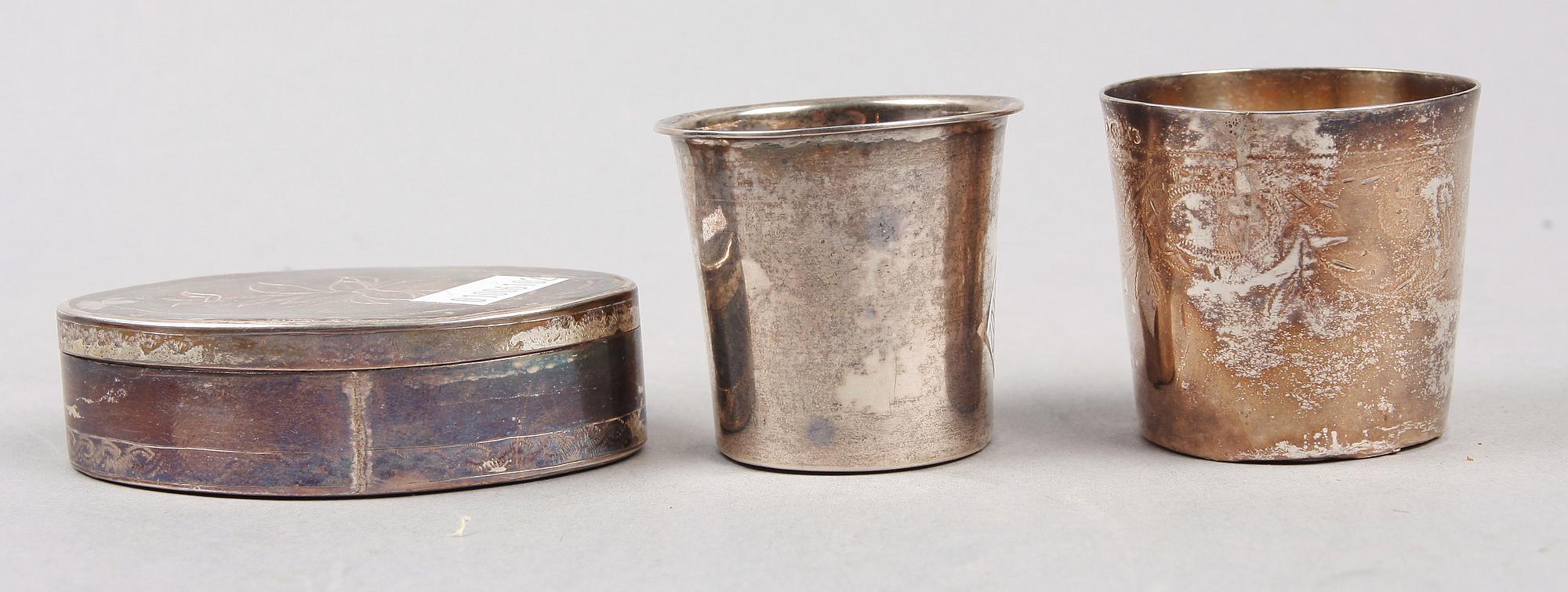 SNUSDOSA SAMT TVÅ SUPKOPPAR, silver, bla Isak Söderholm, Söderhamn 1819.