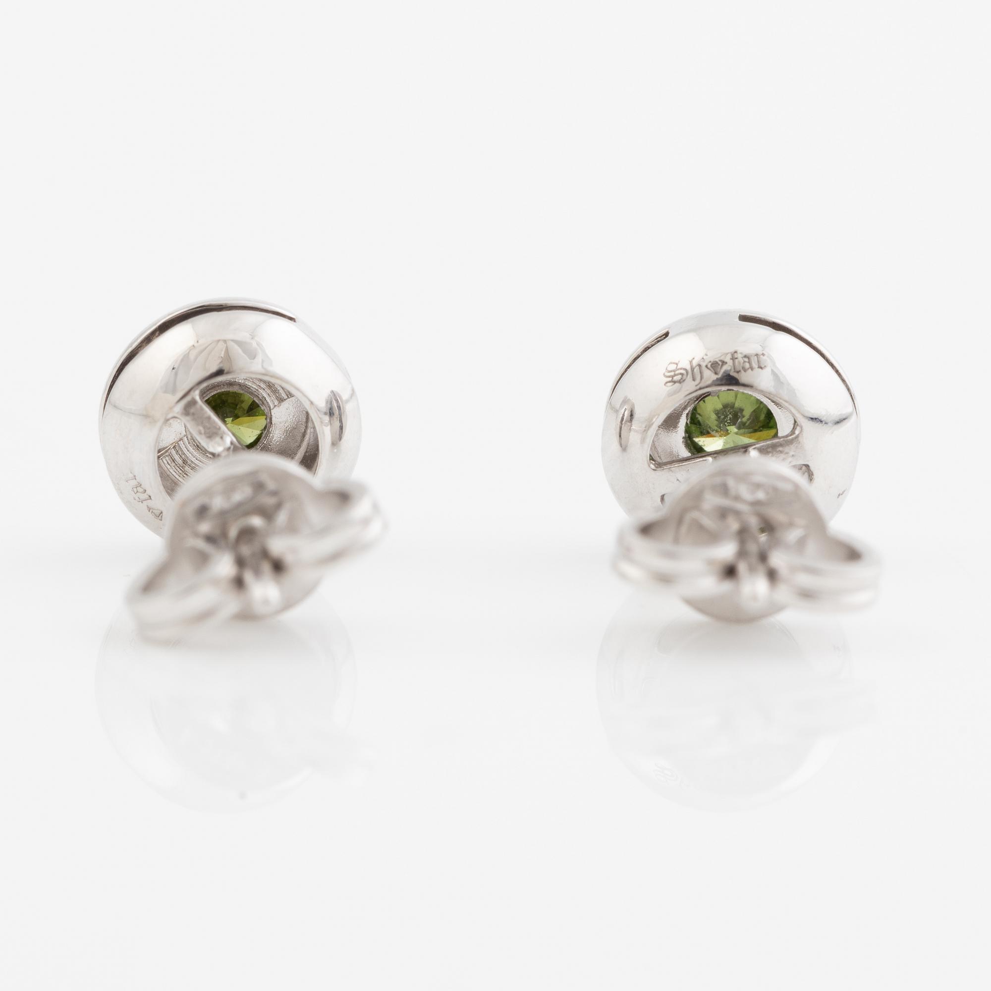 Earrings 18K white gold with colour-treated green brilliant-cut diamonds.