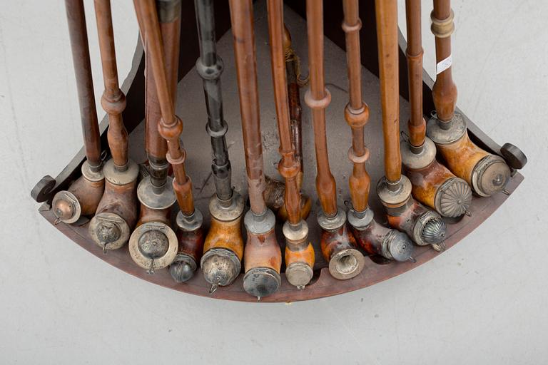 PIPSTÄLL MED 14 SJÖSKUMSPIPOR, 1800-talets mitt.