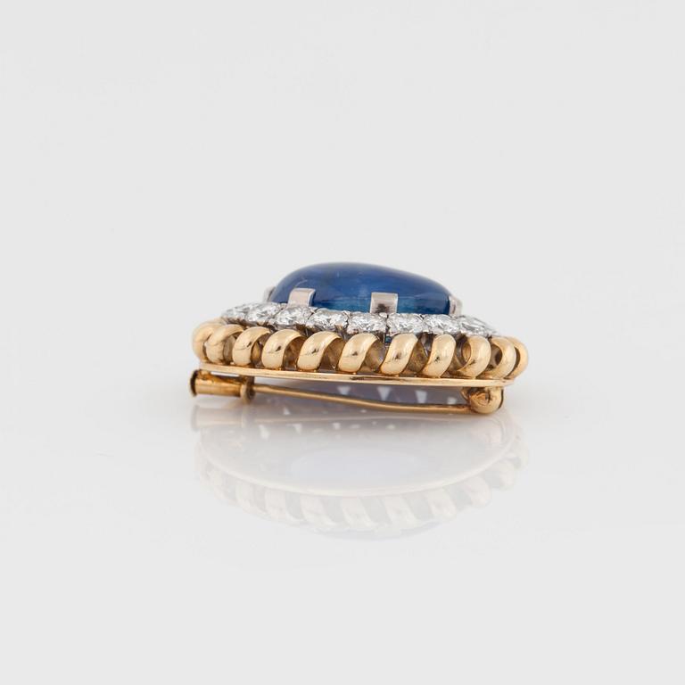 BROSCH med en cabochonslipad safir, ca 24.09 ct, samt briljantslipade diamanter totalt ca 4.00 ct.