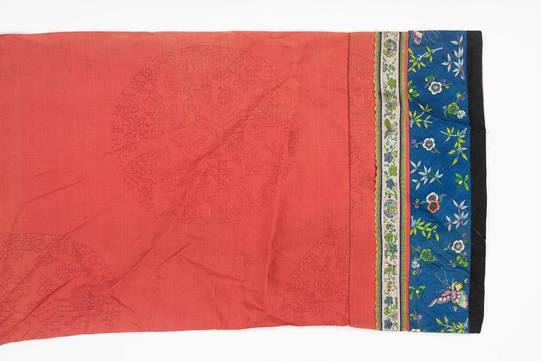An embroidered Chinese silk robe, late Qing dynasty.