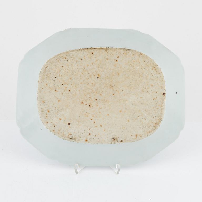 Tallrikar, 7 st, samt stekfat, Kina, Qingdynasti, 1700-1800-tal.