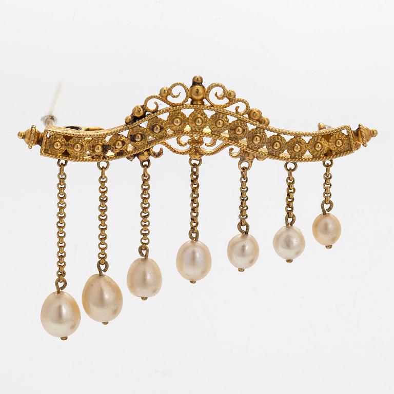 Rintaneula, 18K kultaa ja helmiä, mahdollisesti Venäjä.