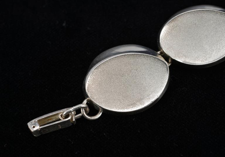 ARMBAND, silver, Matti Hyvärinen, Åbo 1960-70-tal. Vikt 31 g.