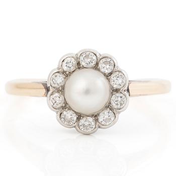 Ring, 18K gold pavé-set with a pearl and brilliant-cut diamonds, 1940s.