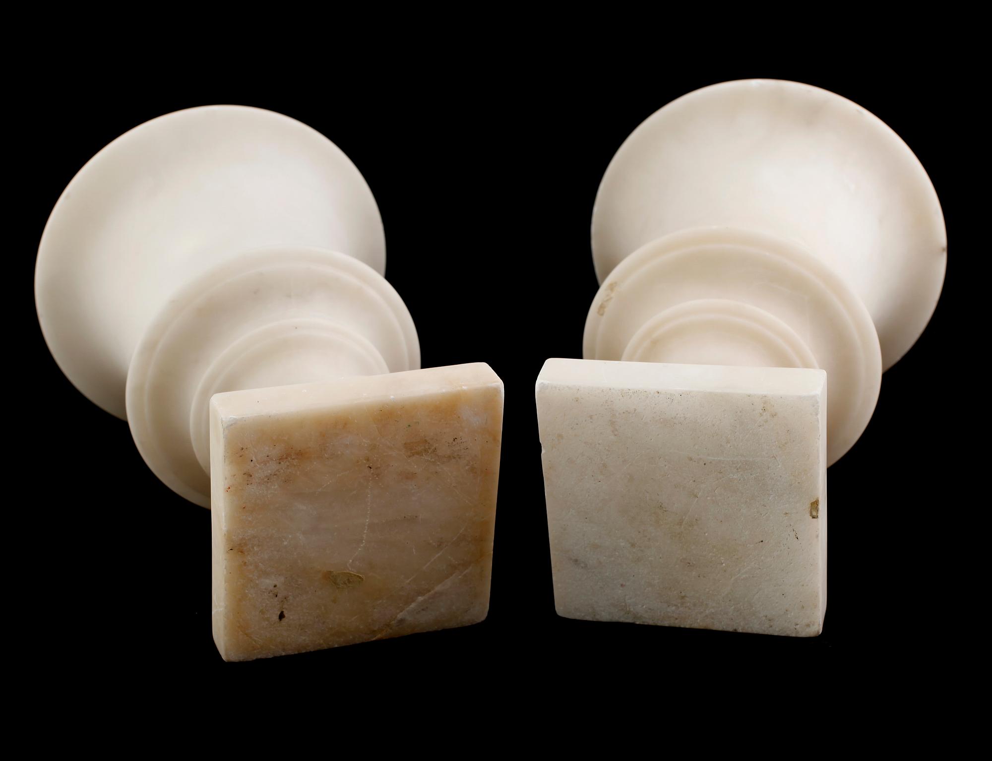 LOCKURNOR, ett par, alabaster, 1800-talets mitt.