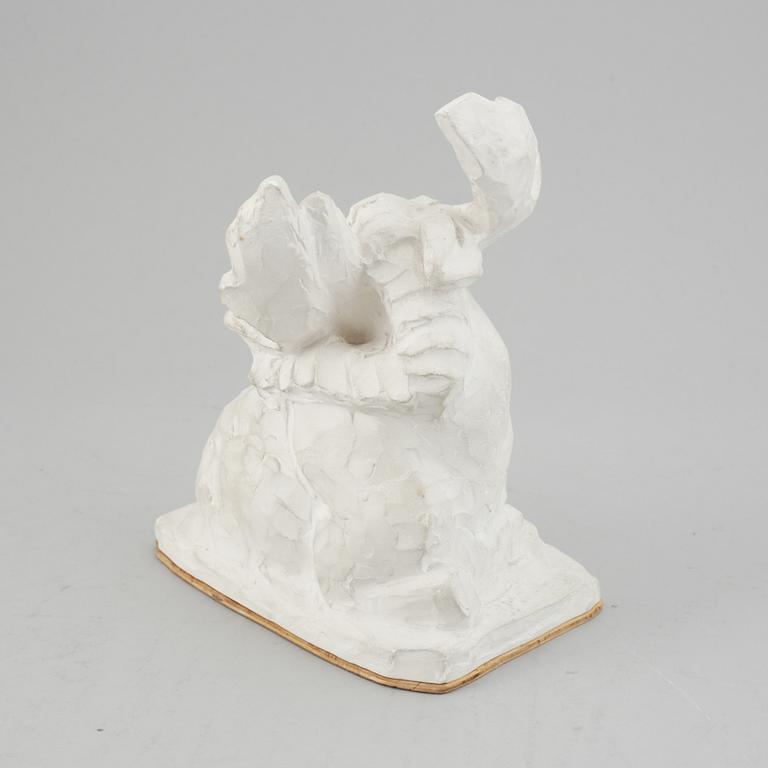 JUSSI MÄNTYNEN, Skulptur, gips. Sign. H:22 cm, L: 20 cm.