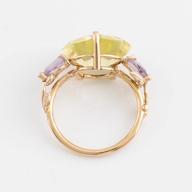 Ring med skuren limekvarts i form av blomma, ametister och briljantslipade diamanter.
