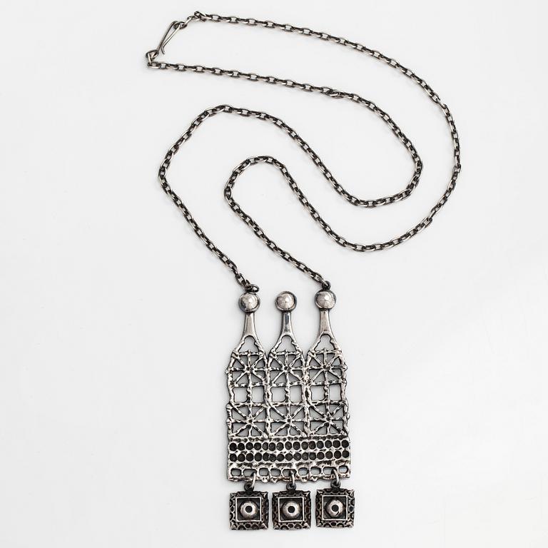 Pentti Sarpaneva, a silver necklace, Turun Hopea, Turku.