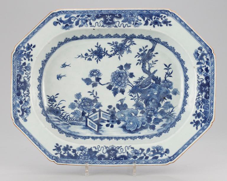 TERRINFAT, porslin. Qing dynastin. Qianlong (1736-95).