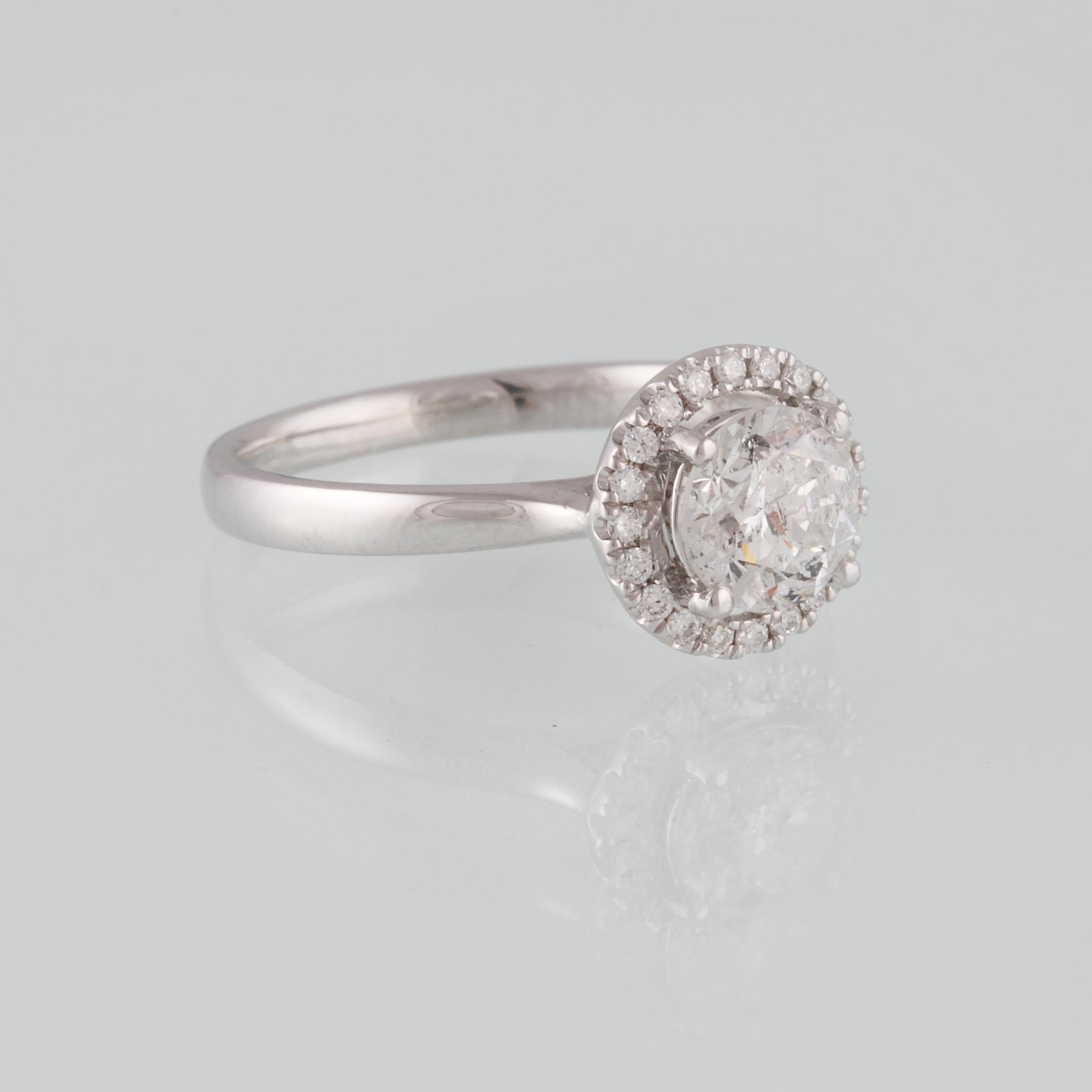 RING, 18K vitguld med briljantslipad diamant 1.09 ct samt mindre diamanter 0.12 ct. Vikt 3,4 gram.