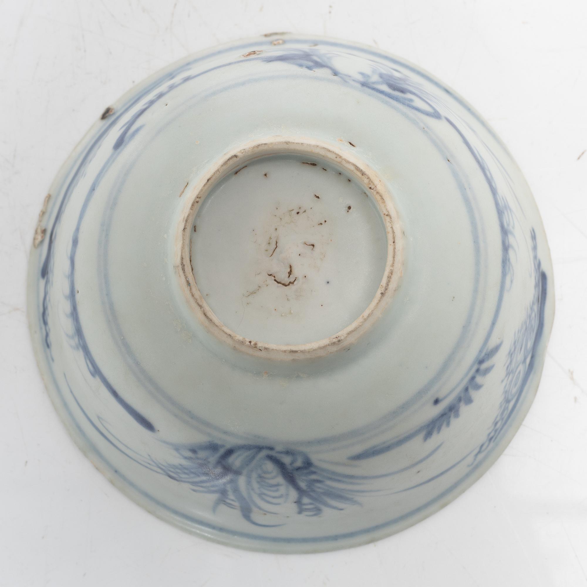 A Chinese blue and white porcelan bowl and a small vase, Ming dynasty (1368-1644).