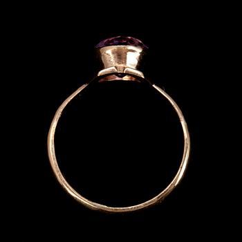 RING, guld 18K, fasettslipad ametist. V.F.Tiihonen Villmanstrand 1952. Vikt 4,5 g.