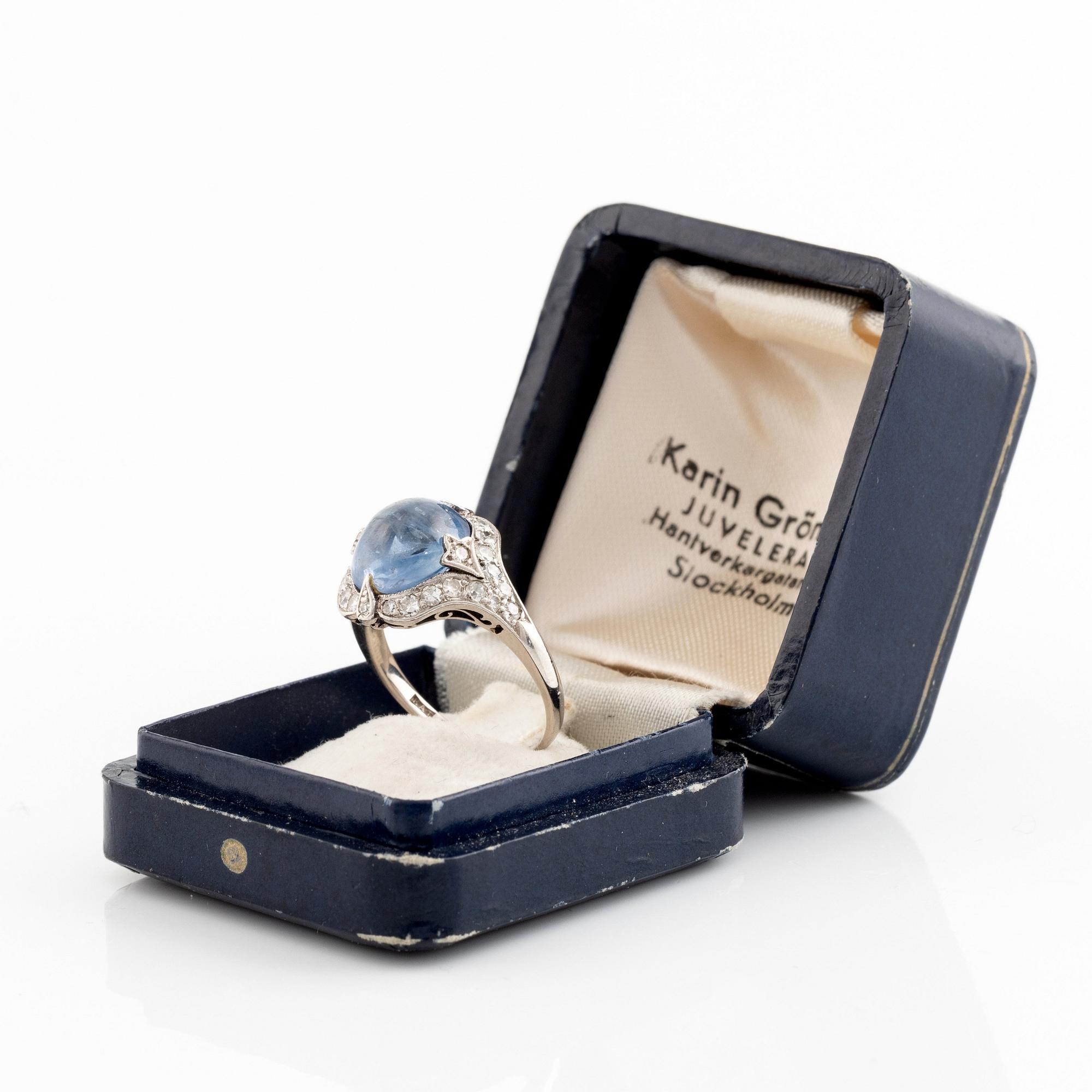 Ring 18K guld med en cabochonslipad safir och åttkantslipade diamanter.