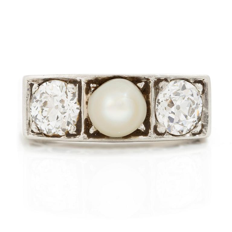 Ring 18K vitguld med en odlad pärla och gammalslipade diamanter.