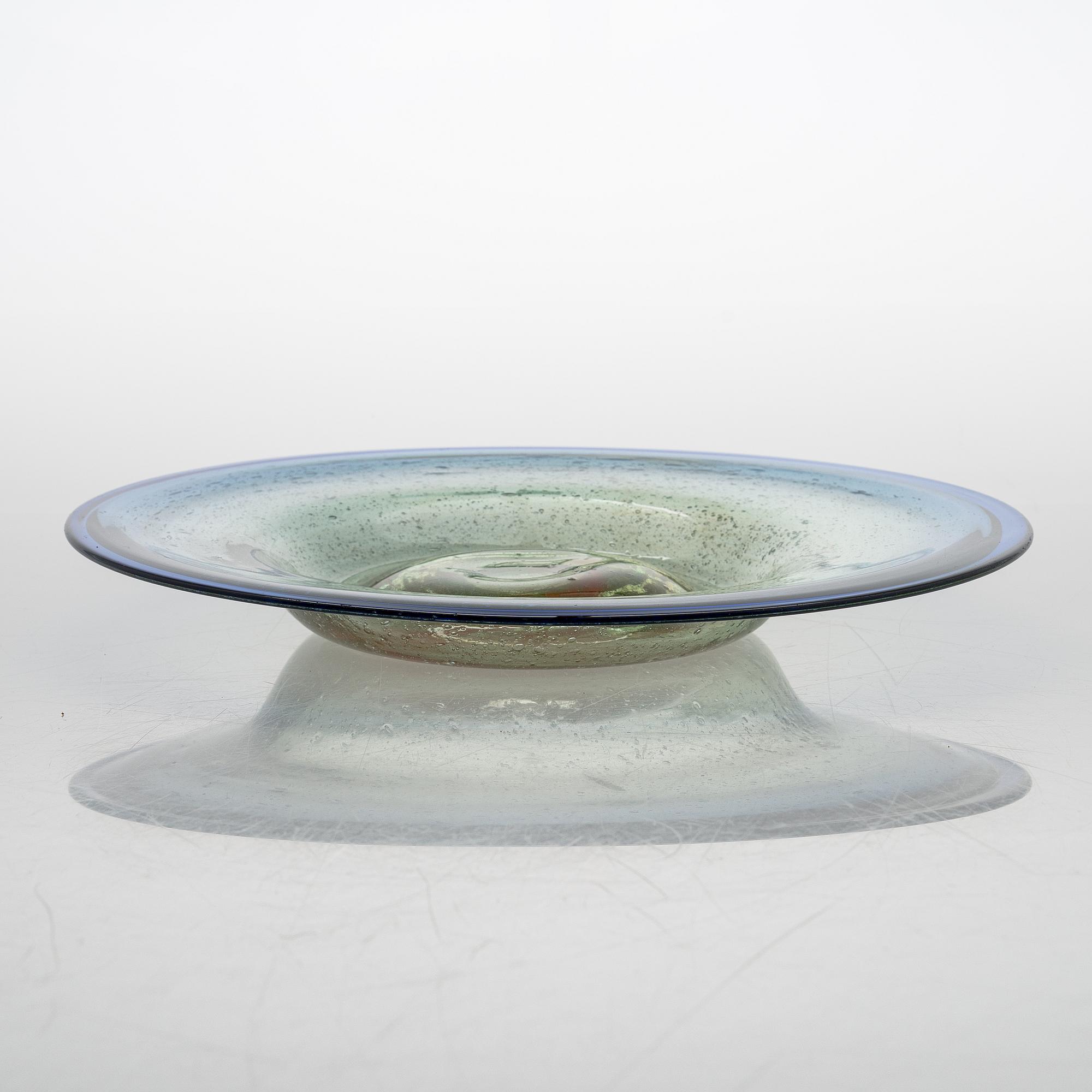 Oiva Toikka, a glass dish signed Oiva Toikka Nuutajärvi Notsjö.