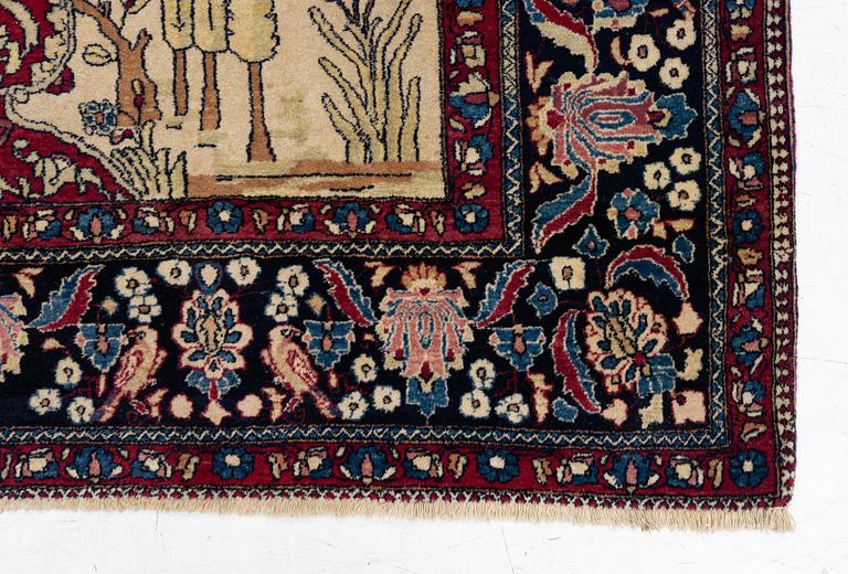An antique Isfahan rug, ca 235 x 145 cm.