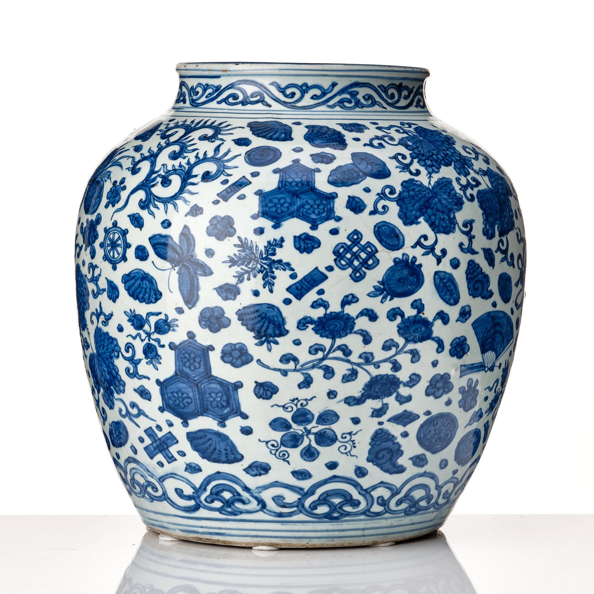 A large blue and white jar, Ming dynasty, Wanli (1572-1620).