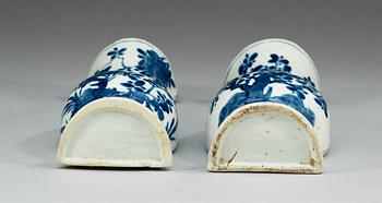 VÄGGVASER, två stycken, porslin. Qing dynastin,  Kangxi (1662-1722).