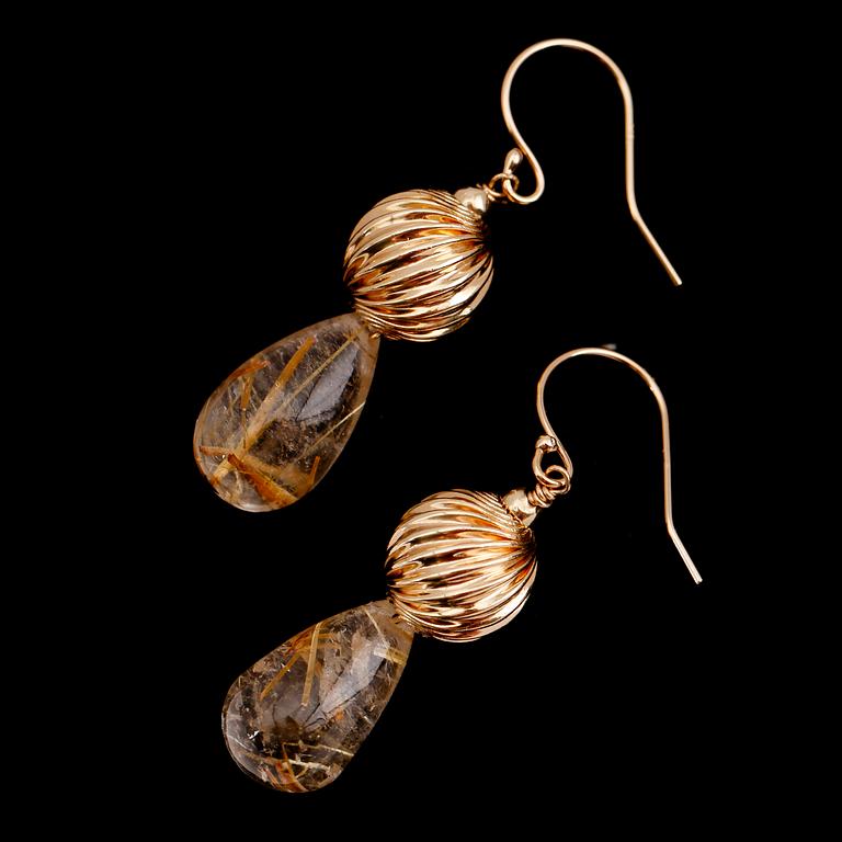 ÖRHÄNGEN, 1 par, 14 k guld, rutilkvarts tot ca 20.00 ct.