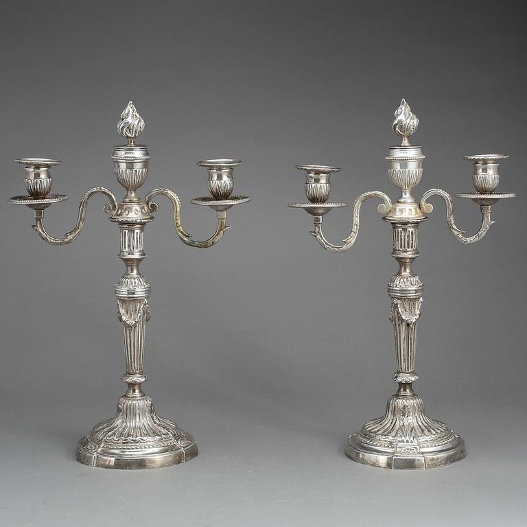 KANDELABRAR, ett par, försilvradmetall, Louis XVI, omkr år 1800.