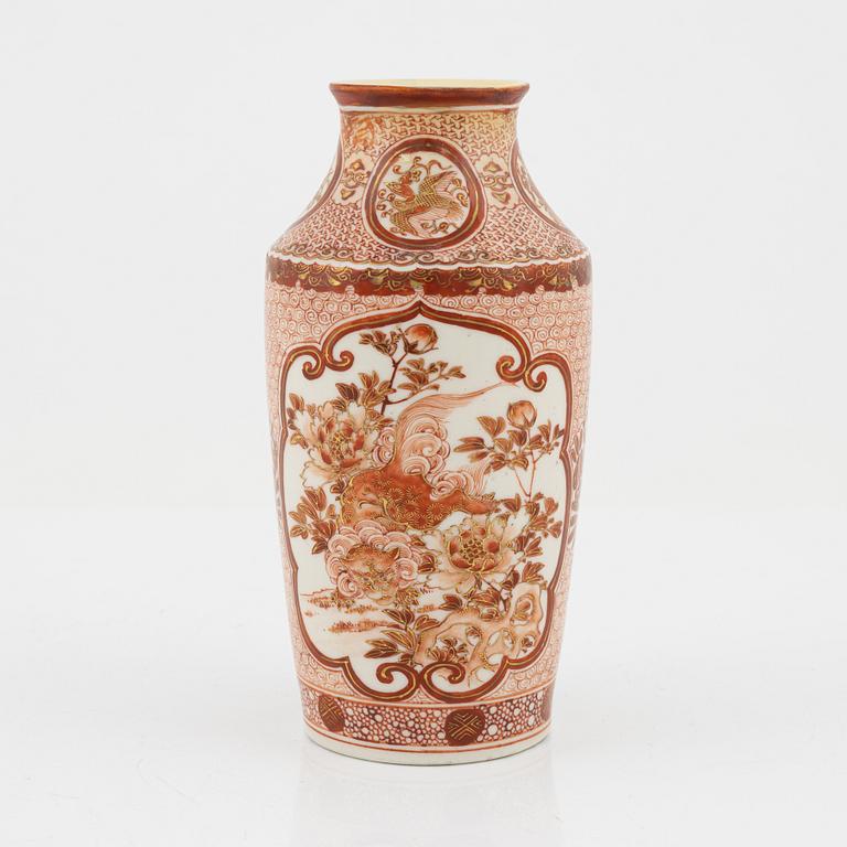 A porcelain vase, Japan, beginning of the 20th century.
