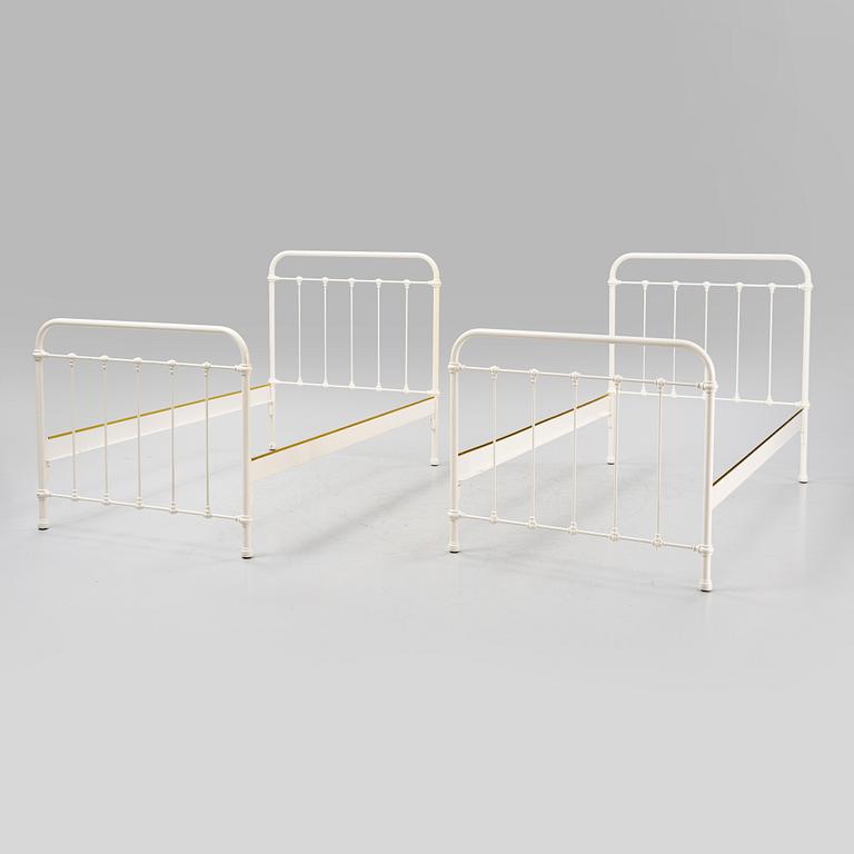 Sängramar och sängbord, ett par, 1900-talets andra hälft.