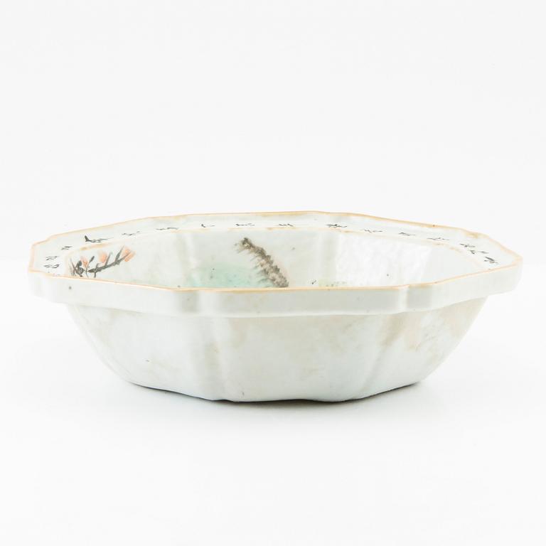 A Chinese basin, late Qingdynasty/early 20th century.