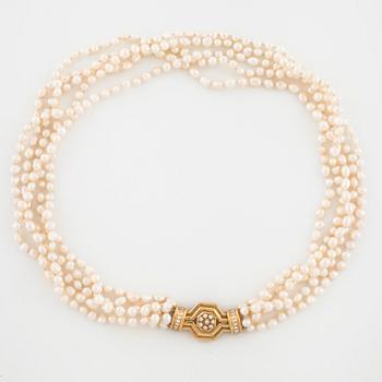 Collier with cultured freshwater pearls and 18K gold lock with brilliant-cut diamonds.