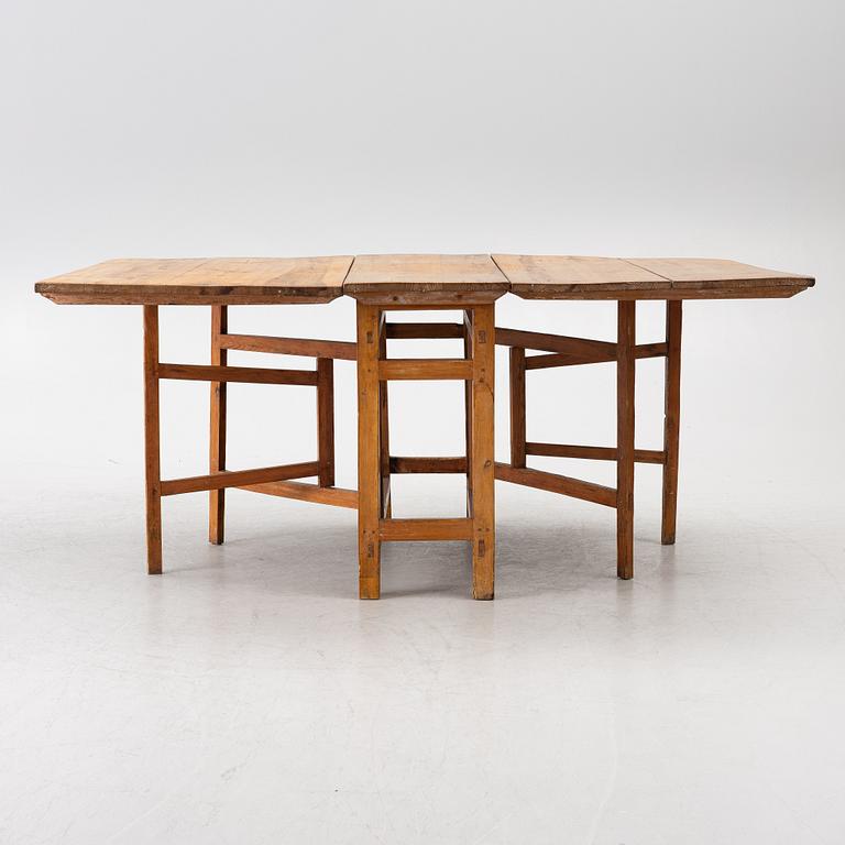 A gate leg table, 18th/19th century.