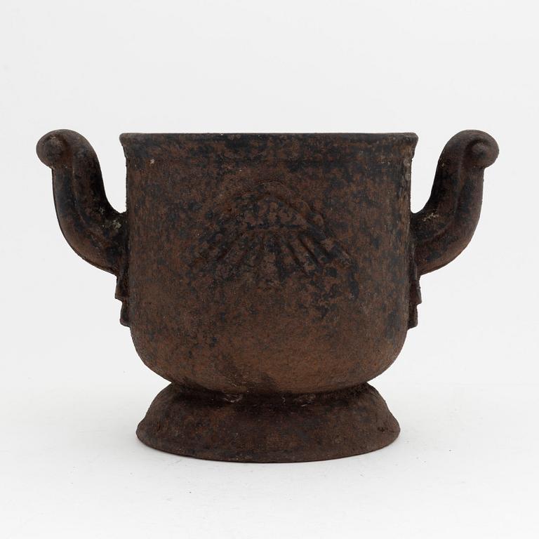 Carl Elmberg, a 'Gravurna N:1' cast iron urn, Näfveqvarns Bruk, first half of the 20th Century.