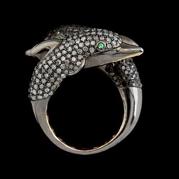 RING, silver, vita och svarta diamanter tot ca 2.61 ct, smaragder tot ca 0.04 ct.