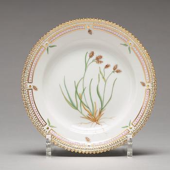 ASSIETTER, sex stycken, porslin. "Flora Danica", Royal Copenhagen, Danmark, 1900-tal.