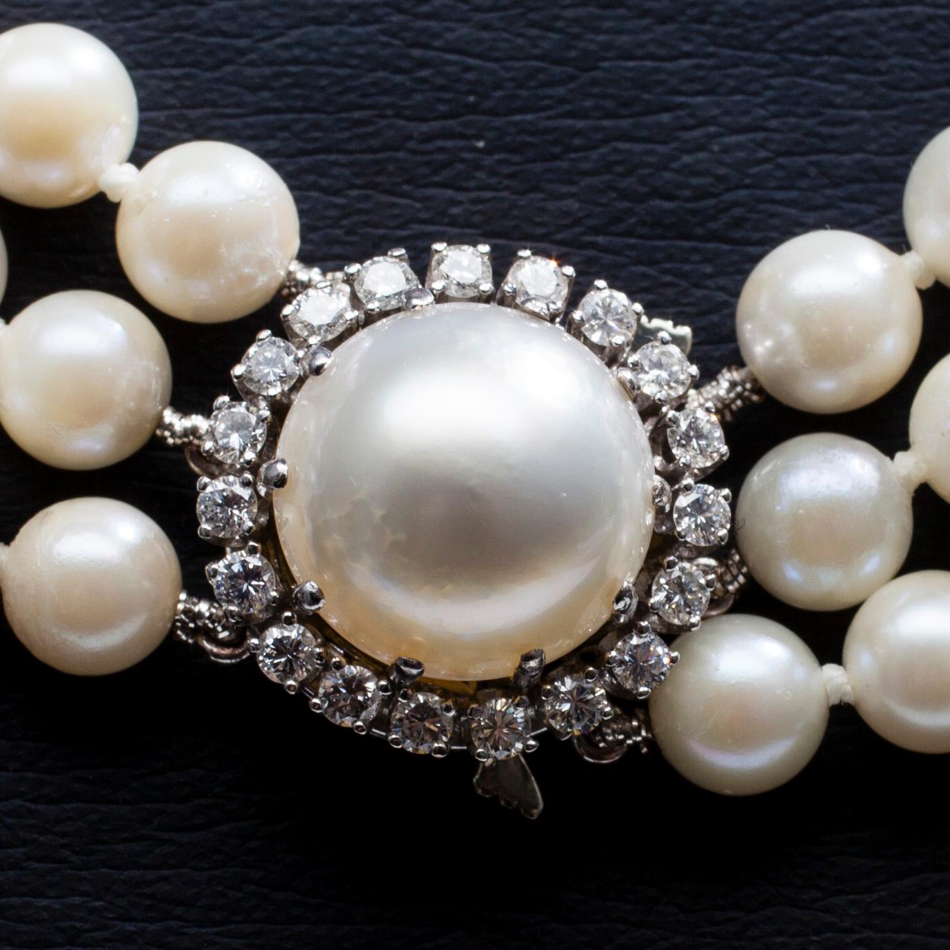 COLLIER, 3-radig akoyapärlor 6 - 6,5 mm. Längd ca 45 cm.