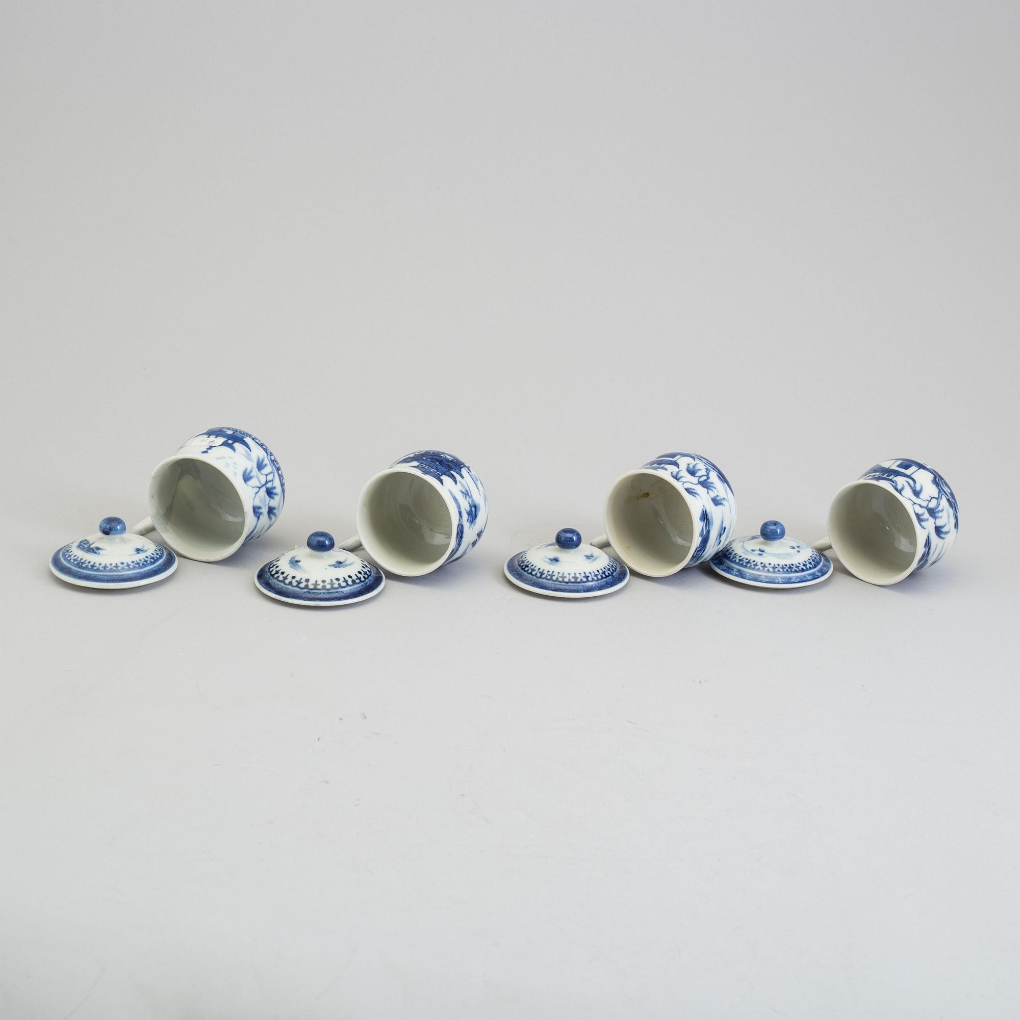 Four blue and white custard cups with covers, Qingdynasty, Qianlong (1736-95).