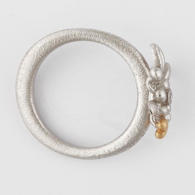 RING, "Love", Ole Lynggaard, 18k vitguld med diamant, vikt 6,3g.