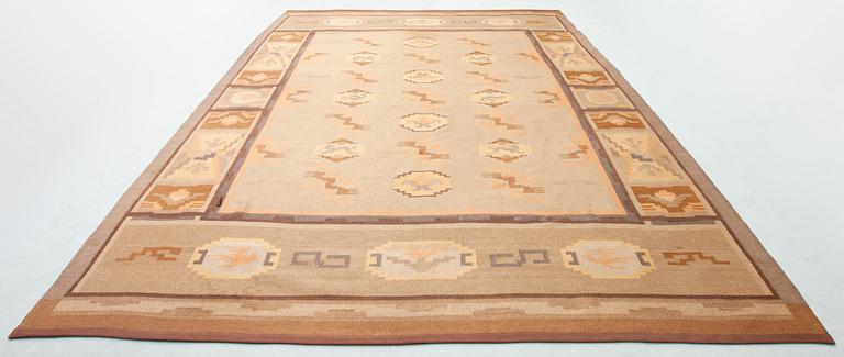 A Finnish flat weave carpet. Circa 405x285 cm.