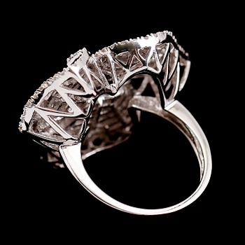 COCKTAILRING, 18 k vitguld, diamanter tot ca 1.85 ct.