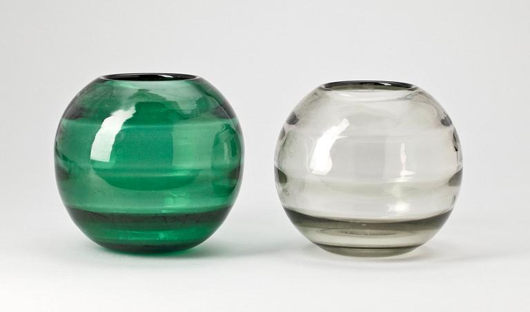 VASER, 2 st, glas, Edward Hald Orrefors 1930. Sign.