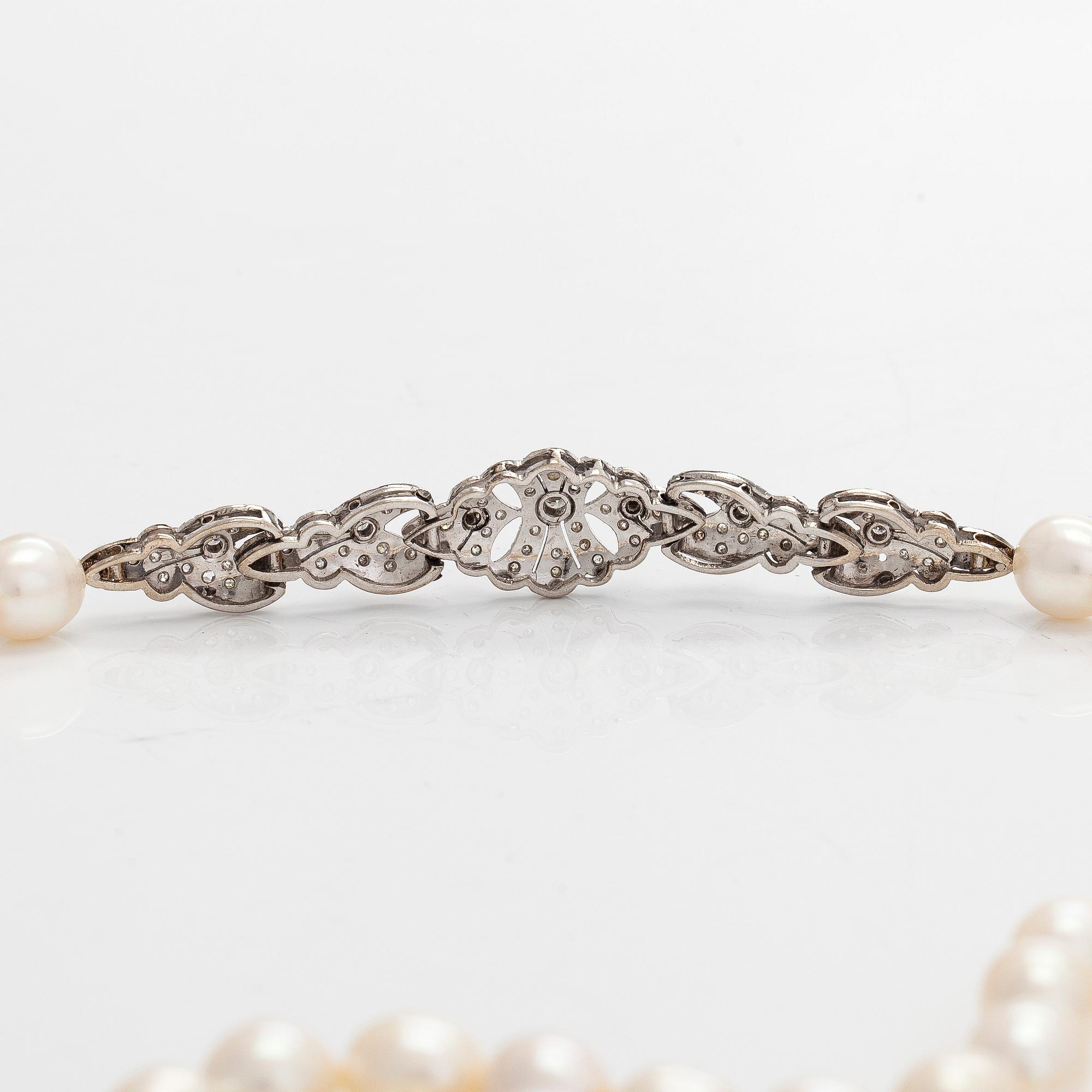 Helminauha, sterlinghopeaa, makeanvedenhelmiä ja timantteja.