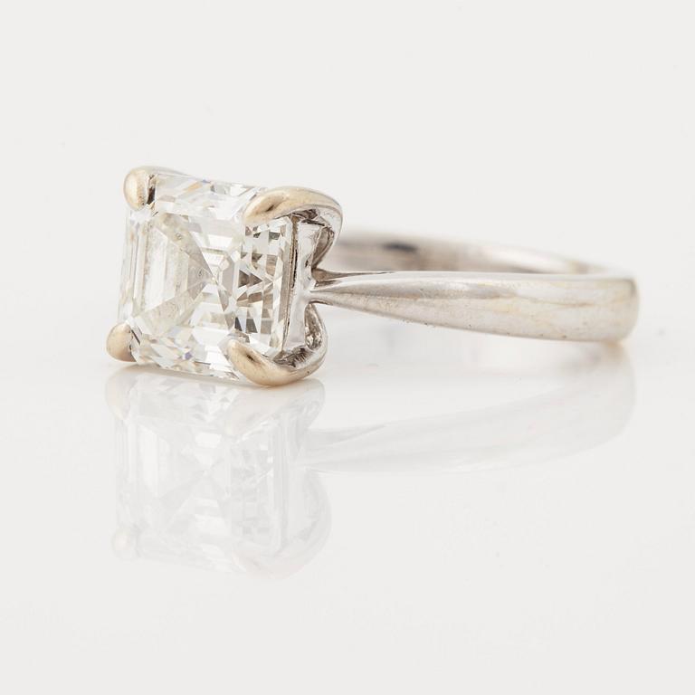 RING, med trappslipad (Assher-cut) diamant, 3.02 ct.