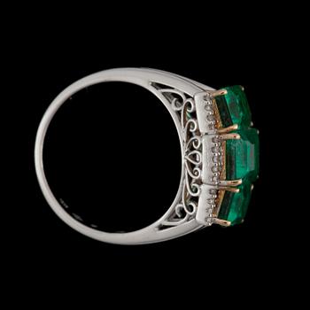 RING med smaragder totalt 4.04 ct samt briljantslipade diamanter totalt 0.14 ct.